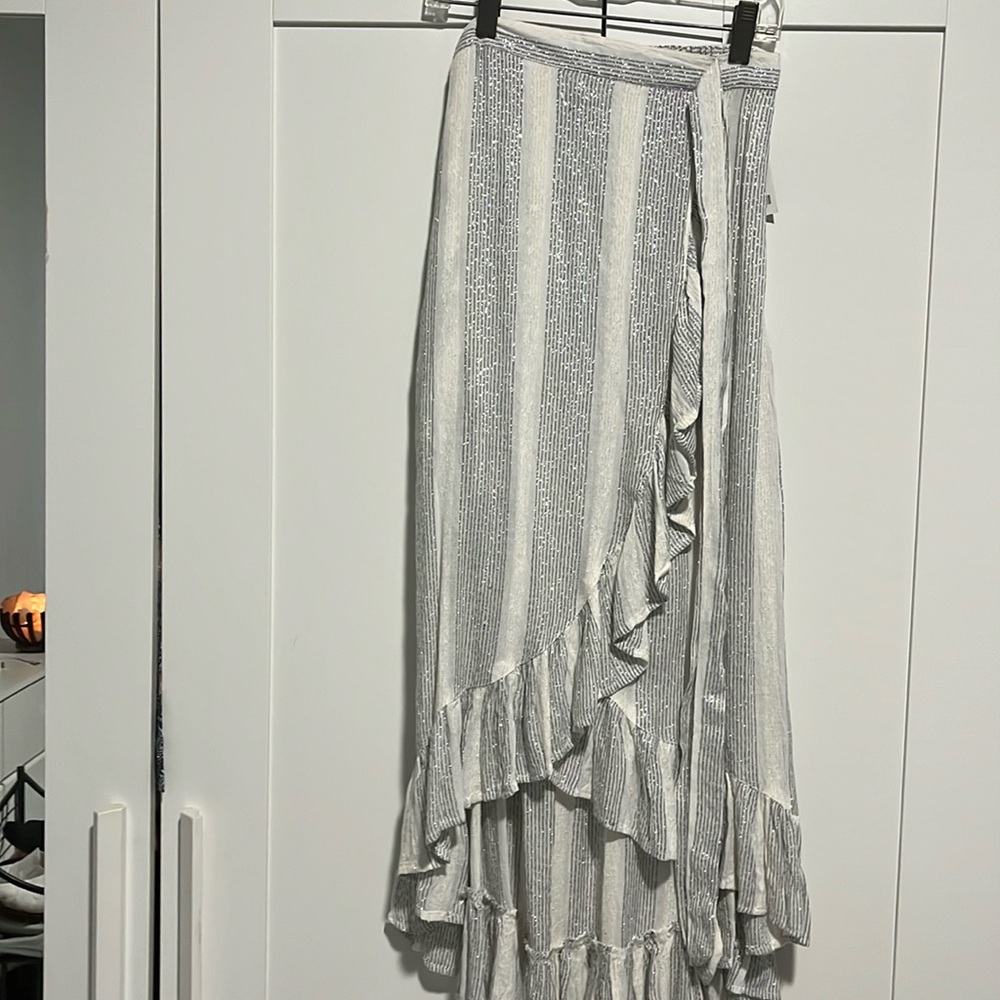 Falda brillante blanca y gris